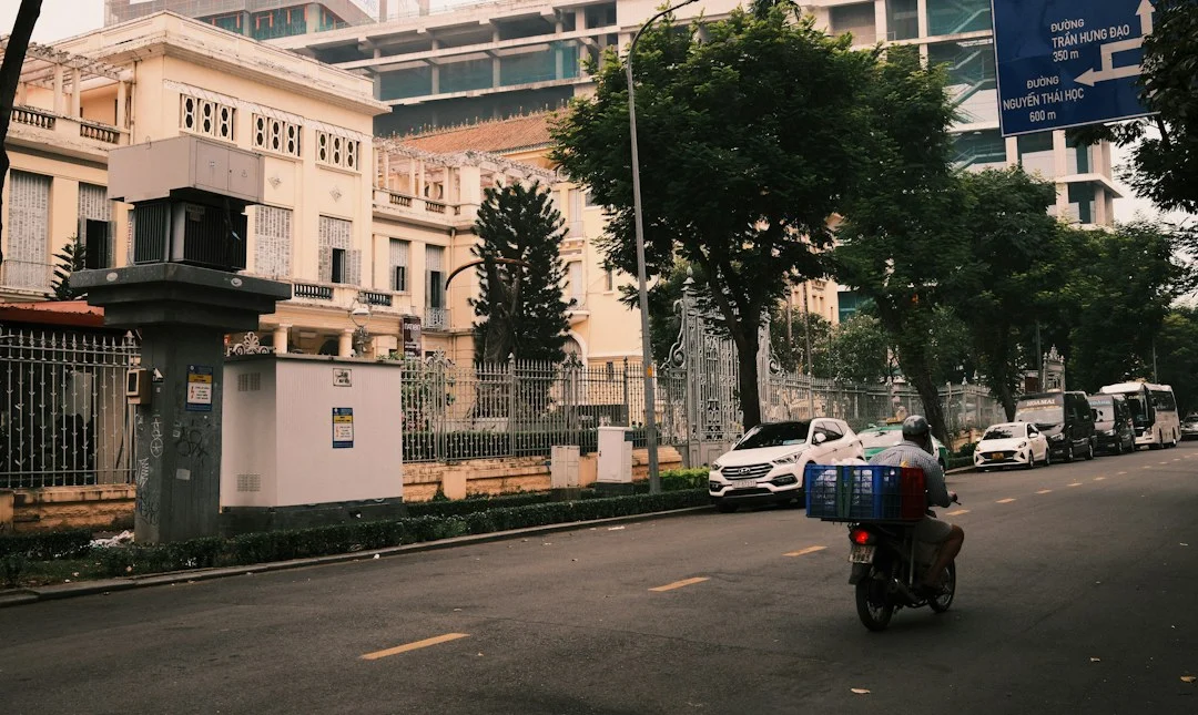 Motorradfahrer auf vietnamesischer Stadtstraße, Symbolbild zur Wahl eines 50-cc-Automatikrollers