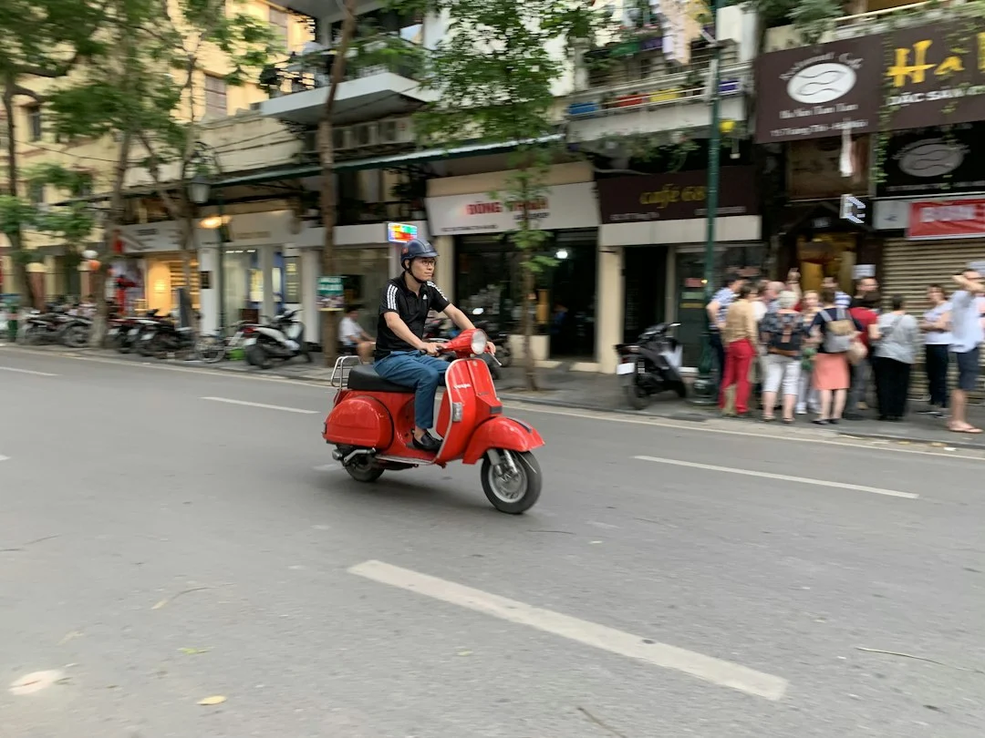 Motorradverkehr auf einer Straße in Vietnam als Illustration zur Eignung eines 50-cc-Rollers