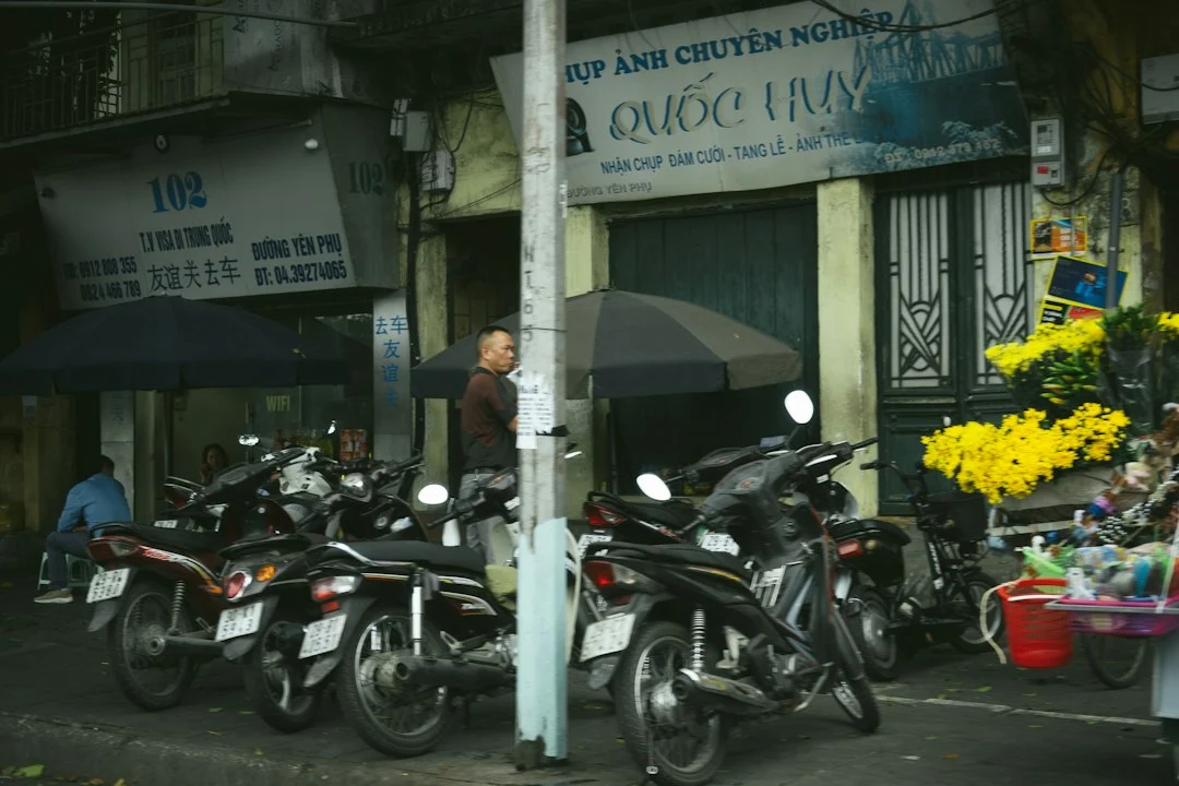 Geparkte Motorräder am Straßenrand, Symbolfoto für die Miete eines 50-cc-Rollers in Hanoi