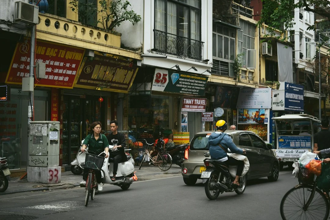 Ciclistas y motociclistas en una calle de Hanói, imagen ilustrativa de distintas opciones para estudiantes