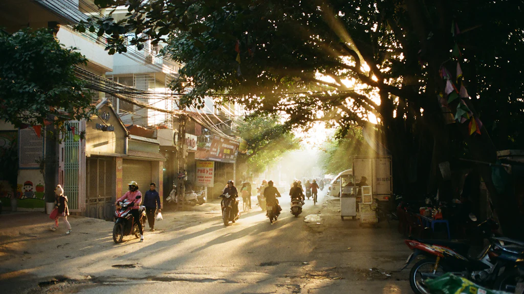Straßenszene in Vietnam als Illustration für die Rollermiete auf dem Arbeitsweg in Hanoi
