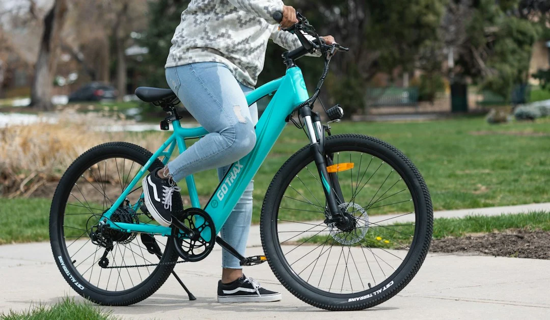 Bicicleta eléctrica de color verde azulado, imagen para evaluar si alquilar una bici asistida en Hanói conviene