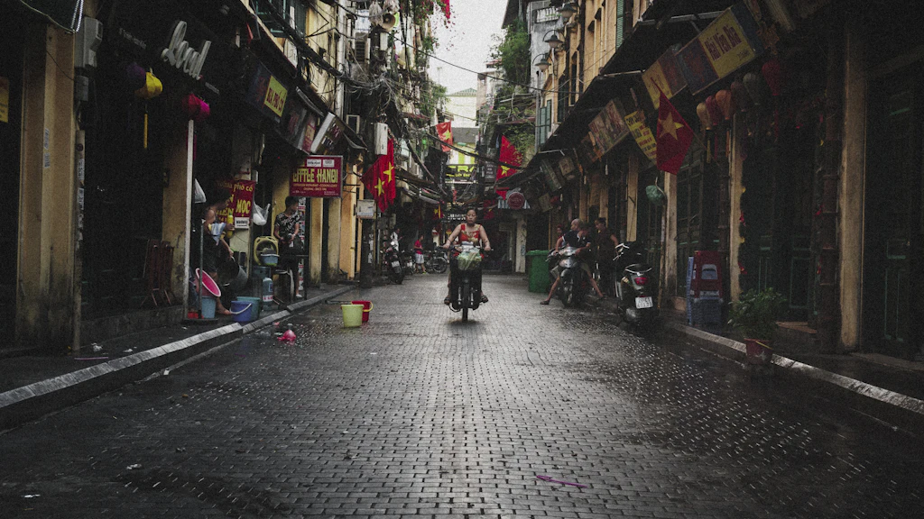 Khung cảnh đường phố Hà Nội minh họa việc cân nhắc thuê xe máy để đi làm