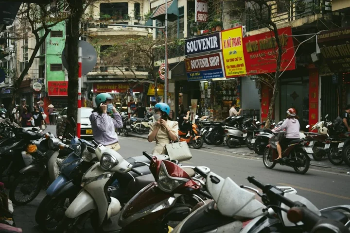 Motocicletas circulando por una calle de Hanói, imagen ilustrativa de alternativas de alquiler