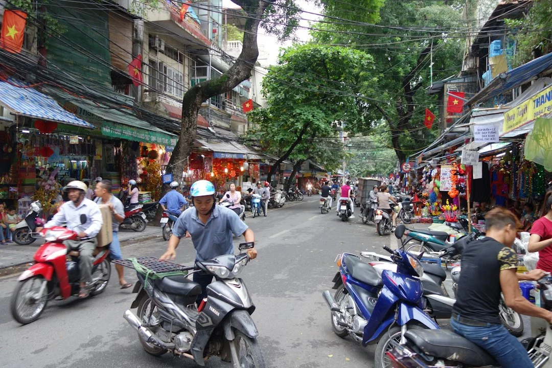 Motos en circulation dans une rue du Viêt Nam, illustration du comparatif Honda Click à Hanoï