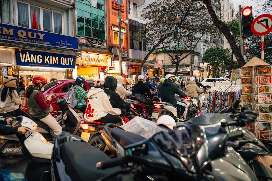 Tráfico de motocicletas en una calle de Vietnam, imagen ilustrativa sobre alquiler de ciclomotores en Hanói