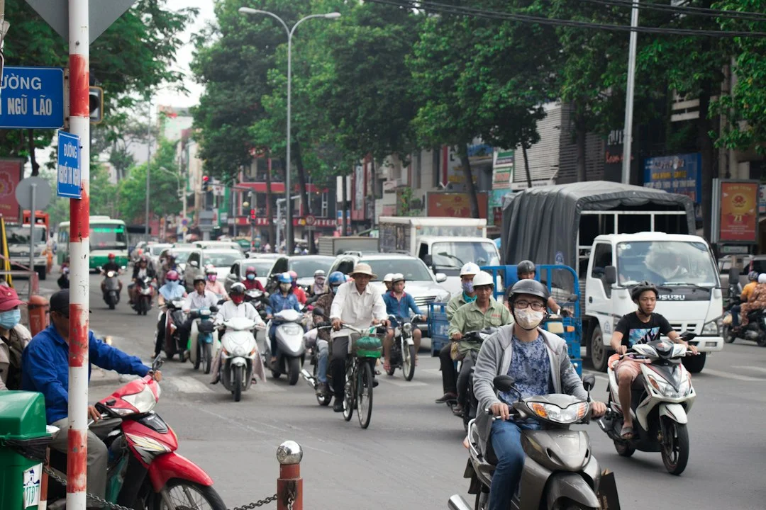 Circulation de motos sur une rue vietnamienne, illustration des avantages et limites d'un cyclomoteur de 50 cm³