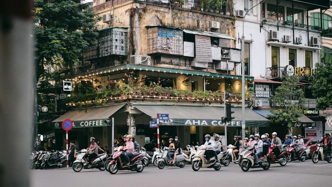 Personnes à moto dans une rue de Hanoï, photo illustrative de la comparaison des transports urbains