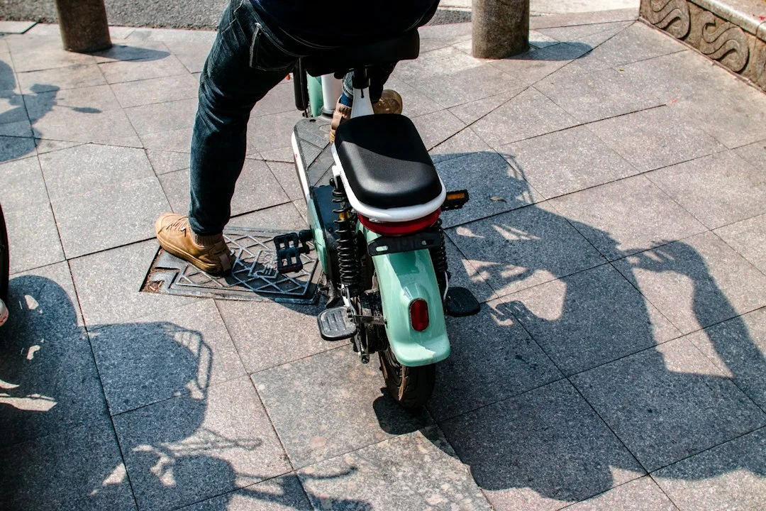 Vue arrière d'un vélo électrique, image illustrative pour distinguer vélo assisté et moto électrique à Hanoï