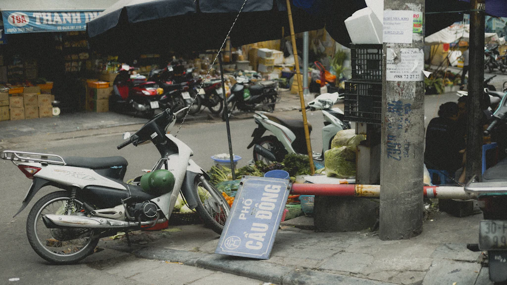 Escena de motocicletas en una calle de Vietnam como ilustración de los viajes al trabajo en Hanói