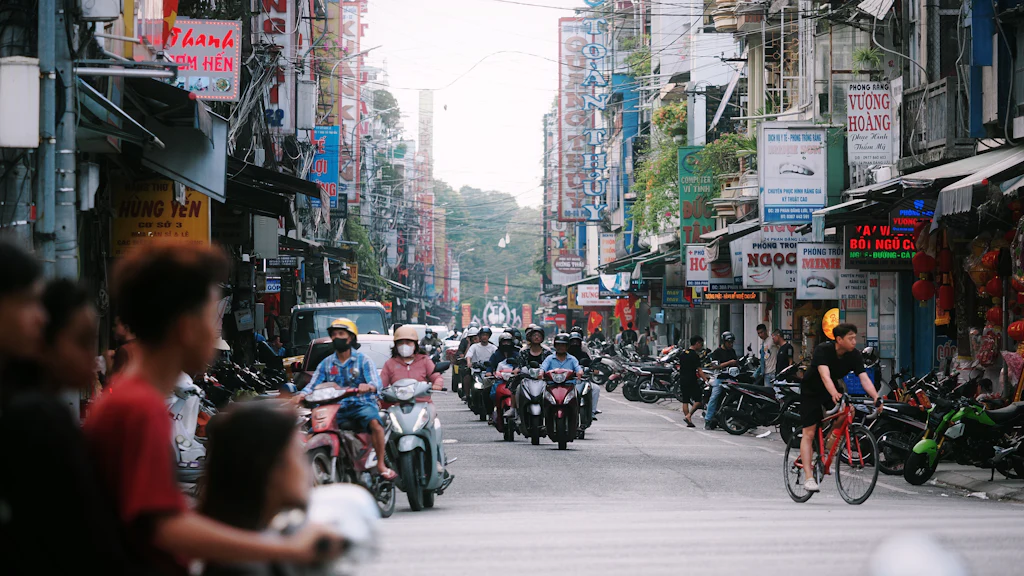 Tráfico con motocicletas en una calle de Vietnam, ilustración de alternativas de transporte en Hanói