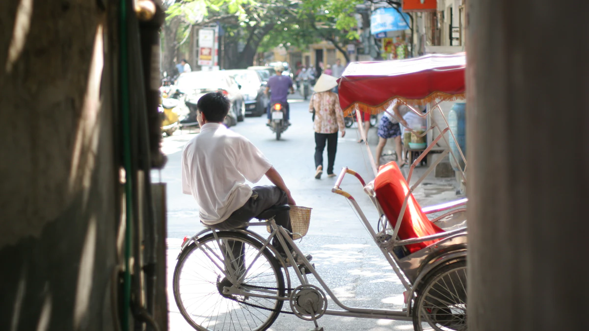 Fahrradfahrer im Stadtverkehr als Alternative zur Rollermiete für Berufspendler in Hanoi