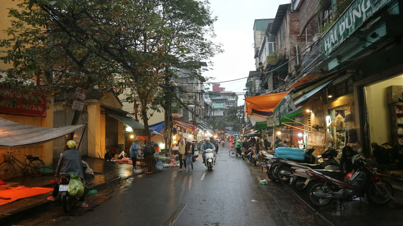Motorradfahrer auf einer Straße in Hanoi