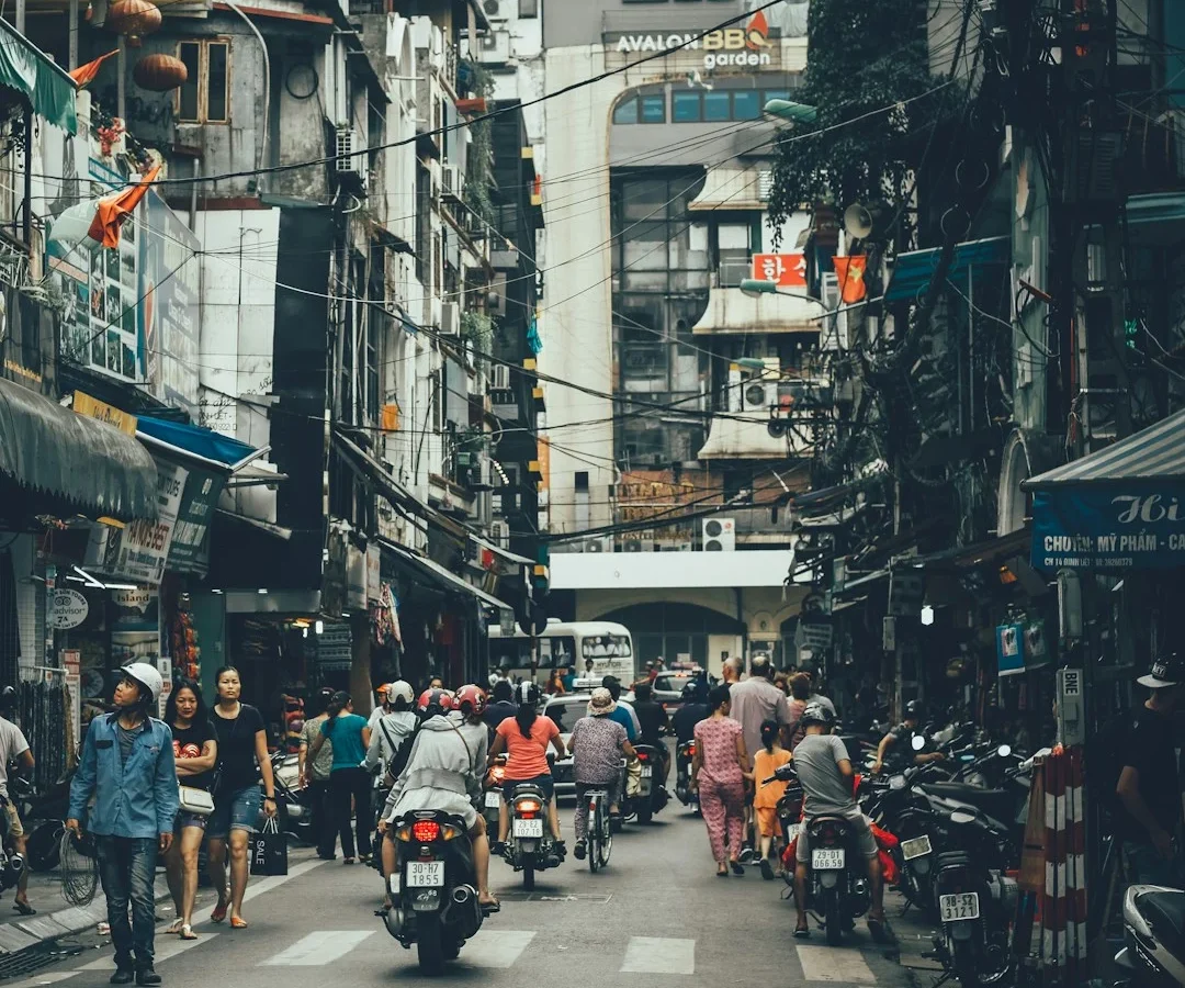 Straßenszene aus Hanoi als Illustration für Studienwege und passende Verkehrsmittel