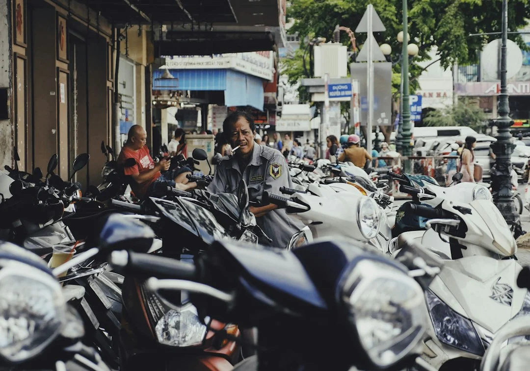 Hombre y motos en una escena urbana de Vietnam, ilustración de alternativas de movilidad en Hanói