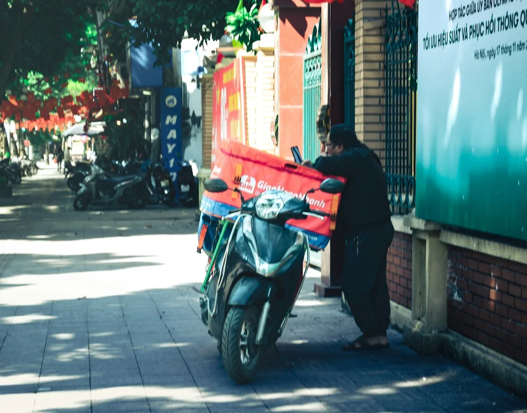 Livreur sur un scooter dans une rue urbaine, photo illustrative pour la location de scooter 50 cm³