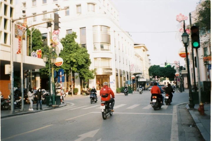 Plusieurs conducteurs de motos dans une rue vietnamienne, illustration des alternatives pour les déplacements étudiants à Hanoï