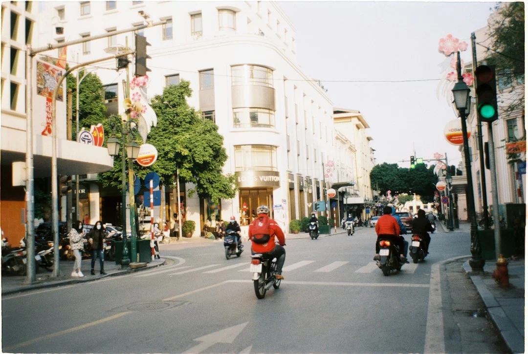 Plusieurs conducteurs de motos dans une rue vietnamienne, illustration des alternatives pour les déplacements étudiants à Hanoï