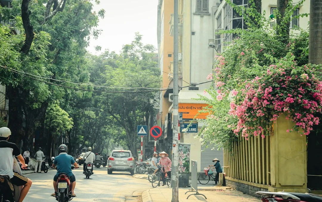 Rue vietnamienne avec motos et fleurs, photo illustrant les déplacements des étudiants à Hanoï
