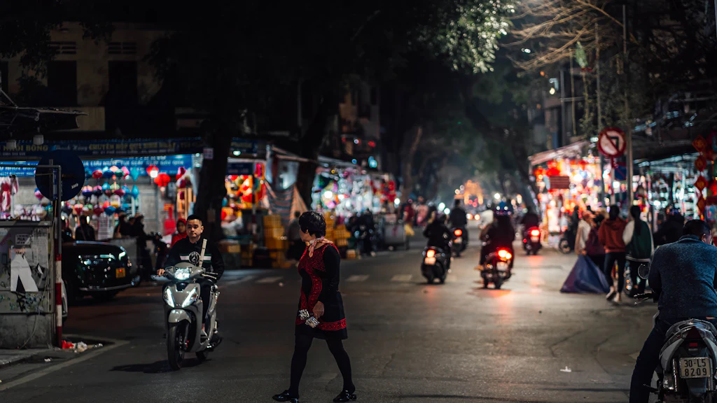 Deux-roues circulant dans une rue vietnamienne, illustration des déplacements professionnels à Hanoï