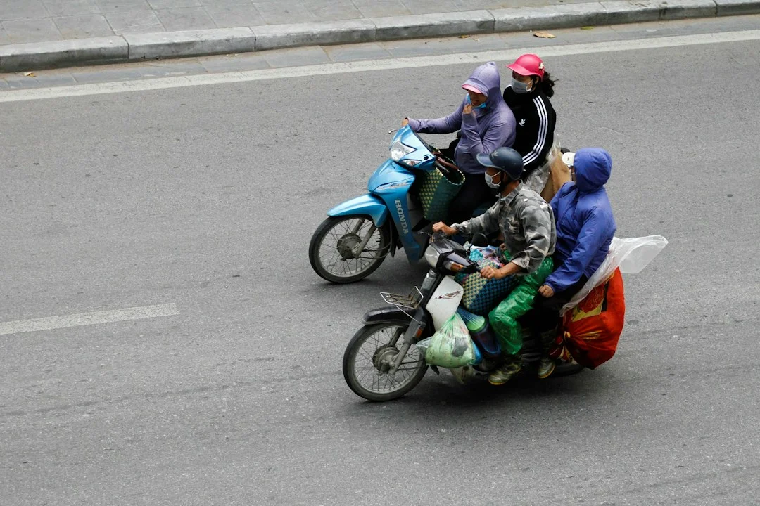 Người tham gia giao thông bằng xe máy trên đường phố, minh họa việc sinh viên so sánh các phương tiện đi lại tại Hà Nội