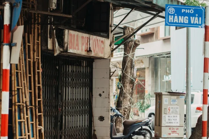 Xe máy đỗ trên phố Hà Nội, ảnh minh họa so sánh thuê Honda Click và phương tiện thay thế