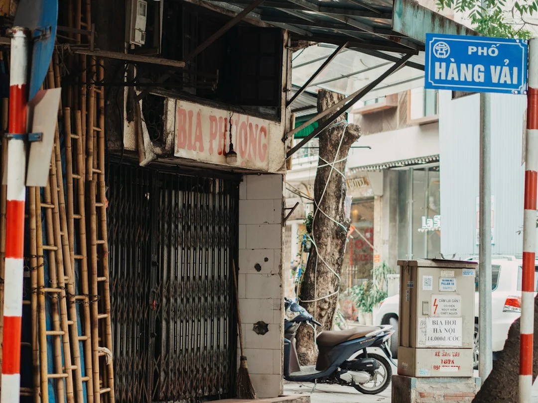 Xe máy đỗ trên phố Hà Nội, ảnh minh họa so sánh thuê Honda Click và phương tiện thay thế
