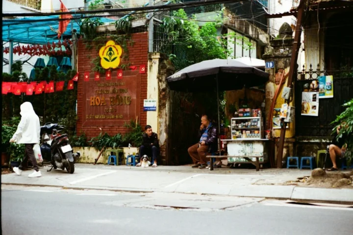 Xe máy bên cửa hàng trên đường phố Việt Nam, minh họa tìm hiểu thuê xe gắn máy 50cc ở Hà Nội