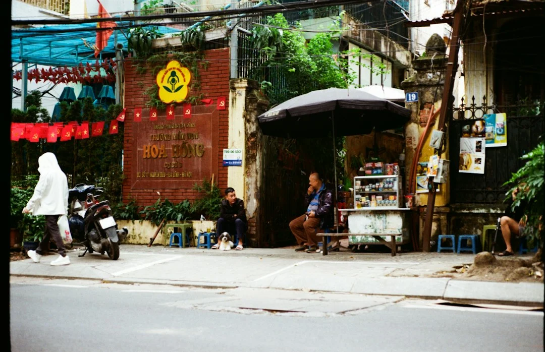 Xe máy bên cửa hàng trên đường phố Việt Nam, minh họa tìm hiểu thuê xe gắn máy 50cc ở Hà Nội