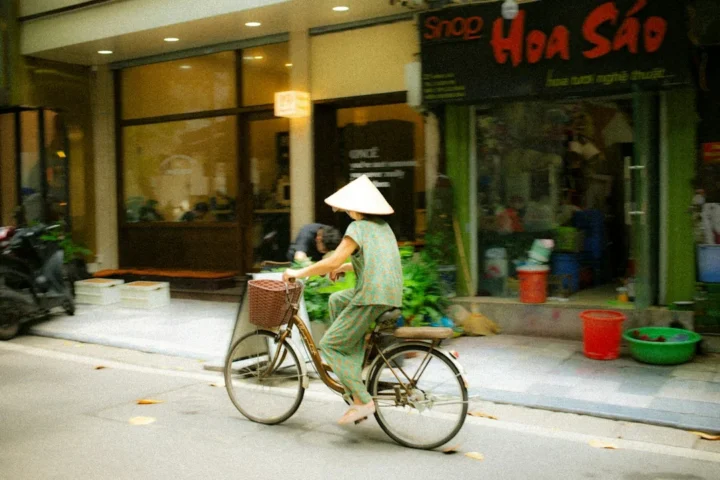 Người đi xe đạp trên đường phố cổ Hà Nội, minh họa lựa chọn xe đạp điện hoặc đi bộ