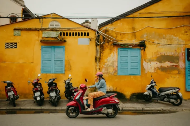 Những xe tay ga đỗ trước tòa nhà, ảnh minh họa cách chọn xe gắn máy 50cc phù hợp nhu cầu