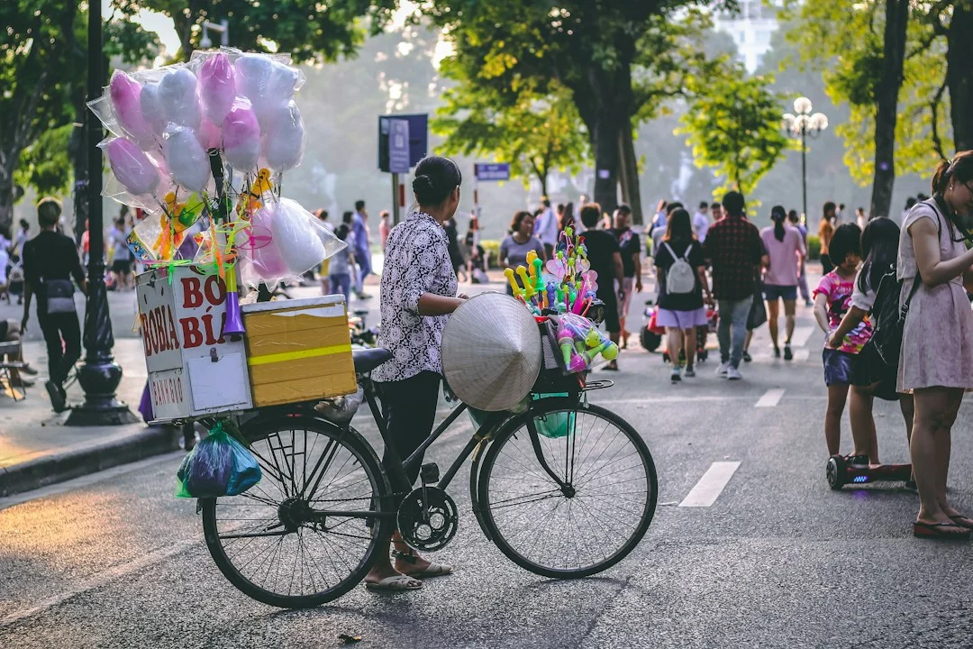 Phố đi bộ Hà Nội với người dân di chuyển, minh họa khi so sánh xe máy điện với đi bộ và phương tiện khác
