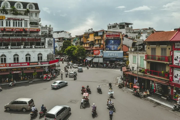 Ngã tư đường phố Hà Nội với nhiều xe máy, minh họa sinh viên cần cân nhắc lịch học và an toàn khi thuê xe
