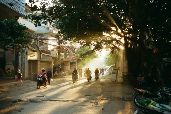 Khung cảnh phố Hà Nội có xe máy, minh họa cân nhắc tay ga 50cc phù hợp với ai