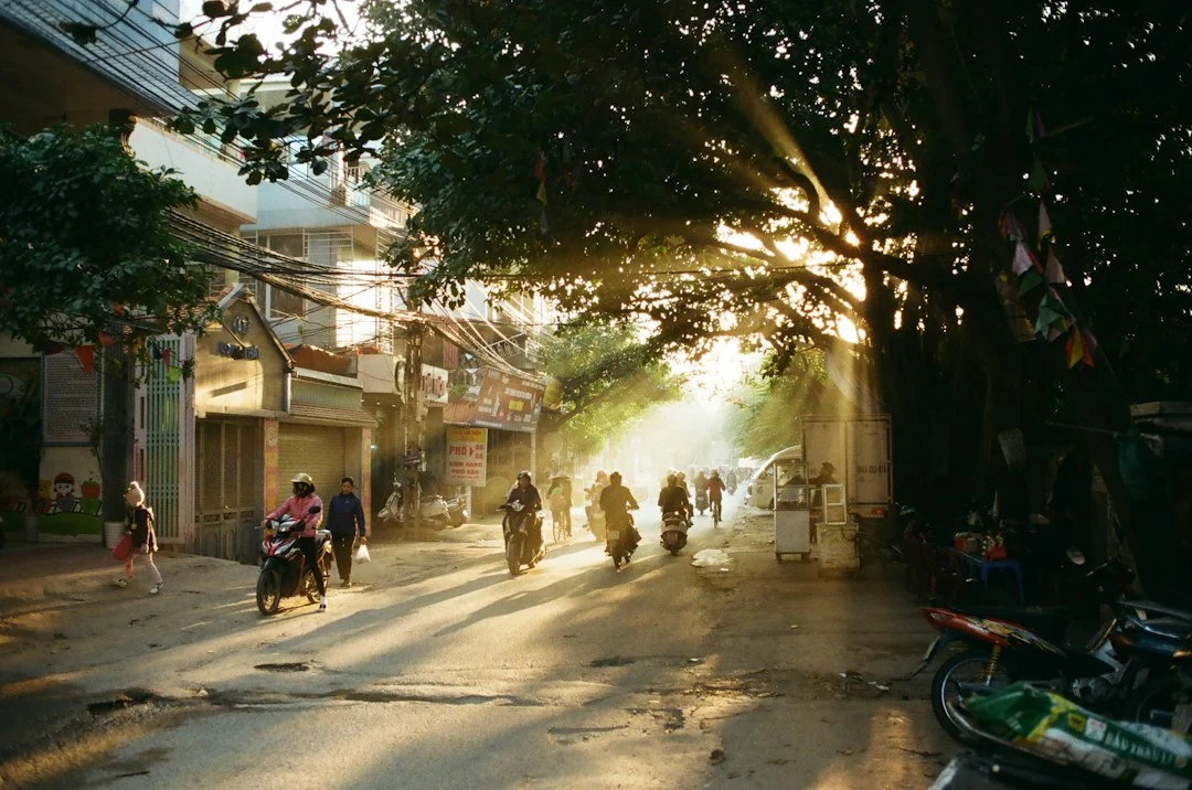Khung cảnh phố Hà Nội có xe máy, minh họa cân nhắc tay ga 50cc phù hợp với ai