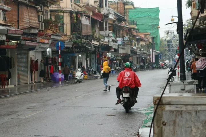 Persona conduciendo una motocicleta en una calle de Vietnam, imagen ilustrativa de alquiler Yamaha Mio