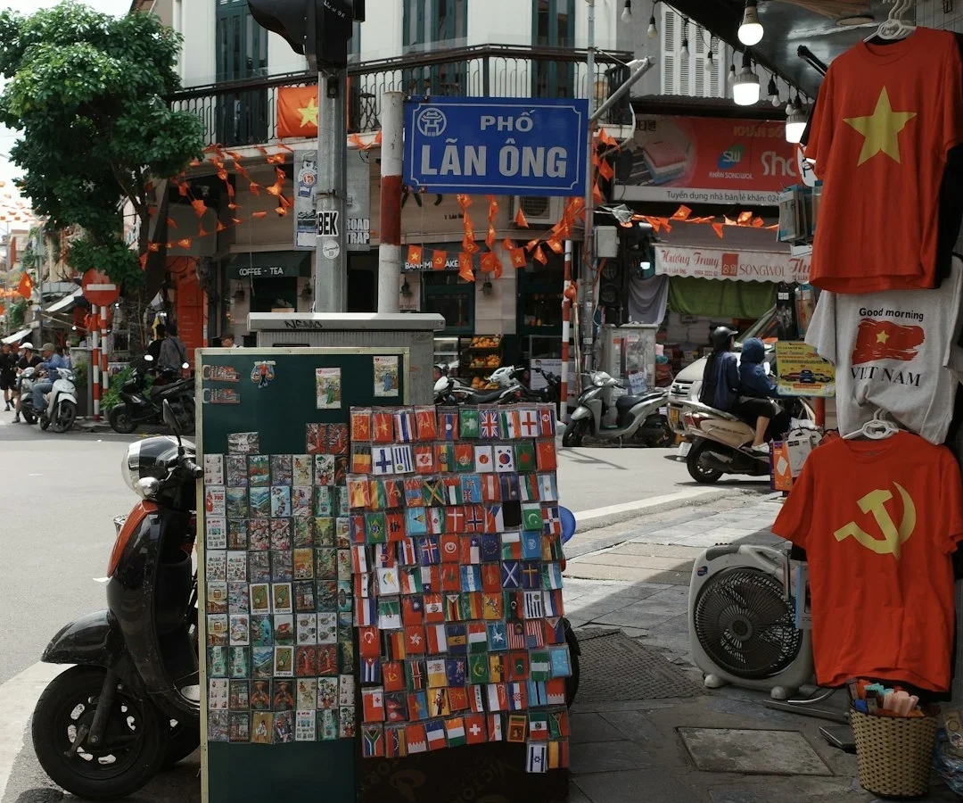 Étal dans une rue du Viêt Nam, illustration des déplacements à pied ou en scooter à Hanoï