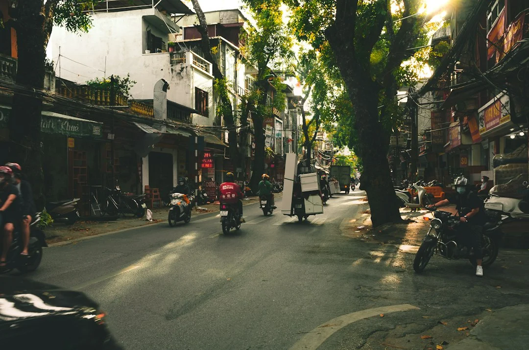 Straße mit Motorrädern und Menschen in Vietnam, Illustration zur Yamaha-Mio-Miete in Hanoi
