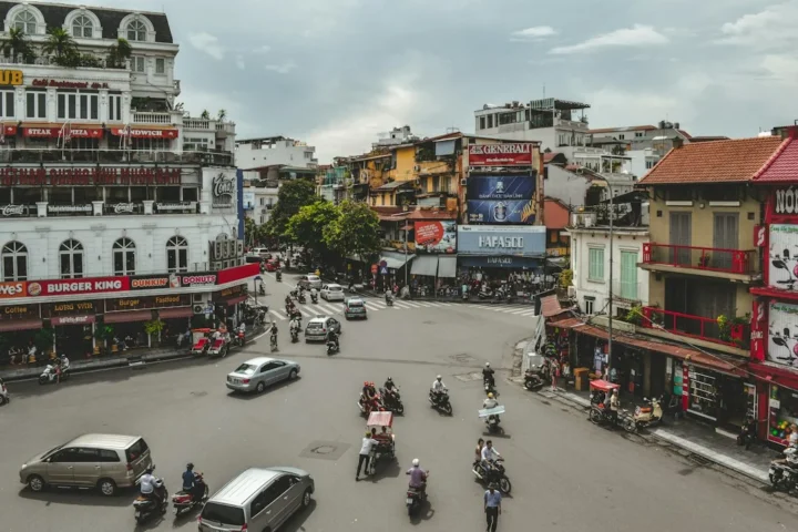 Giao thông tại một nút giao Hà Nội, ảnh minh họa nhu cầu thuê Yamaha Mio và phương tiện khác